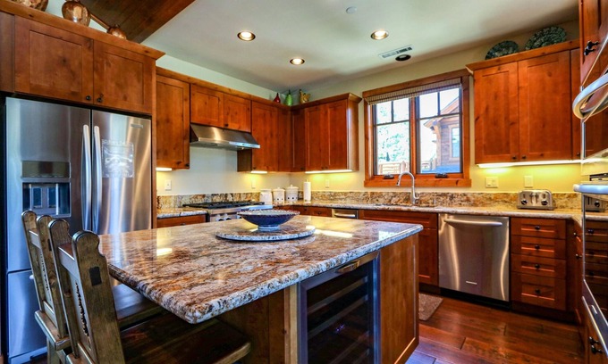 Mammoth Lakes Casa | Graystone 2088 4 Bedroom Home by RedAwning