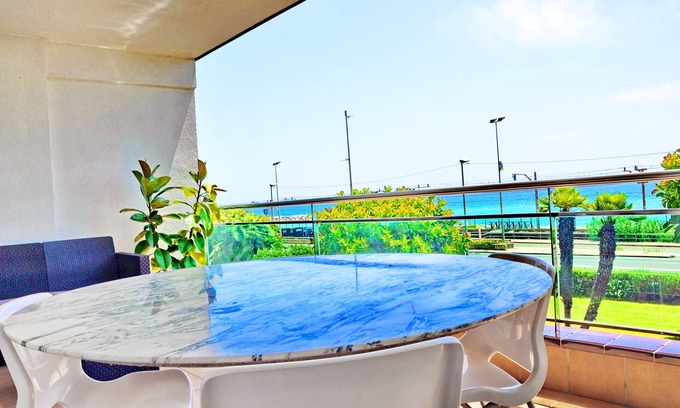 Vilassar de Mar Apartamento | Gran apartamento en la playa, muy cerca de Barcelona. Primera línea de mar