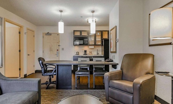 West Des Moines Complejo | Great Choice! One Bedroom Suite! Close to Shopping, Parks & Museums!