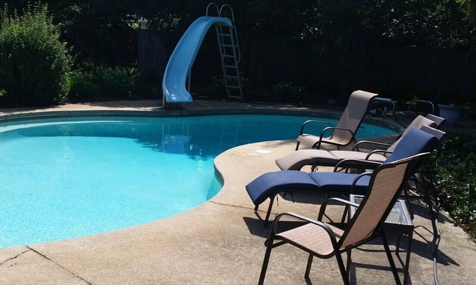 Greer Casa | Excelente ubicación en el lado este con piscina y retiro de porche con pantalla