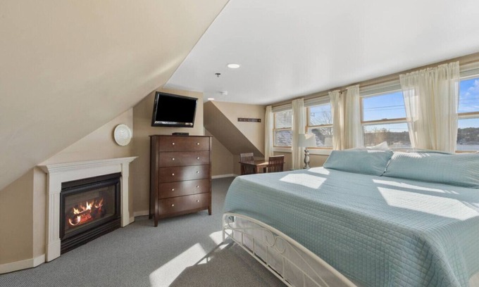 Southwest Harbor Casa | Great Harbor Inn Ellis Room 25