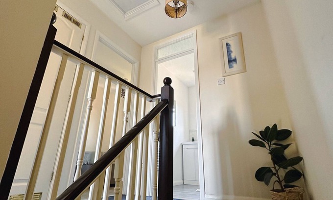 Bedford Casa | Great Home Close To The Embankment Free Parking and Self Check in!