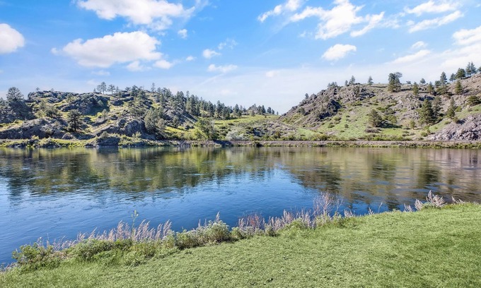 Cascade Casa | Great house on the banks of the Mighty Mo