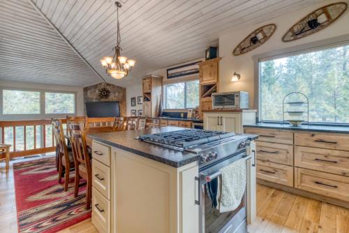 Sunriver Casa | Great Kitchen, AC, SHARC Access, Hot Tub, Bring Pet!