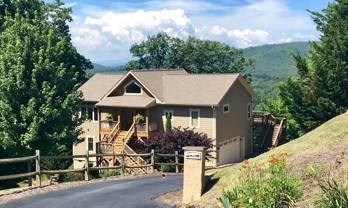 Fletcher Casa | Vistas espectaculares de la puesta de sol, cerca de los restaurantes y cervecerías de Asheville, jacuzzi!