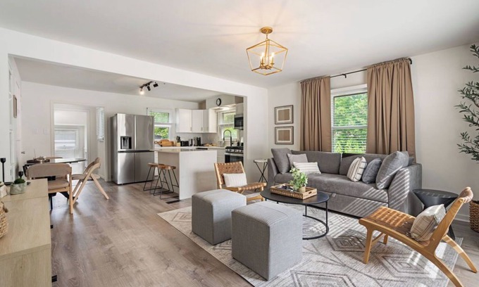 Westmont Casa | Great Location! Beautiful Home Near Downtown Westmont