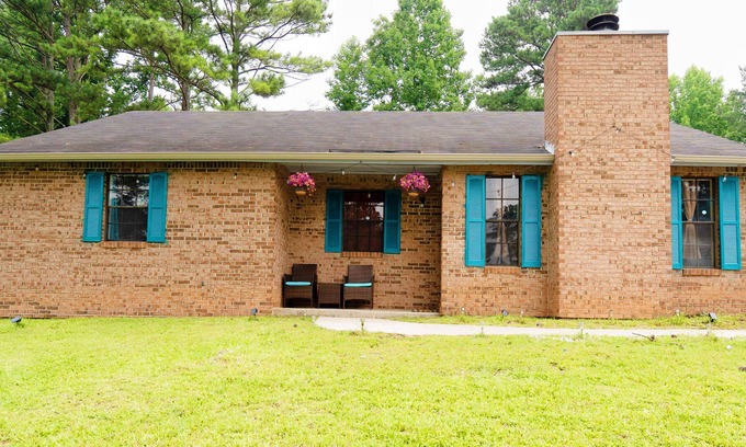 Jonesboro Casa | Great location home with theater room and foosball table