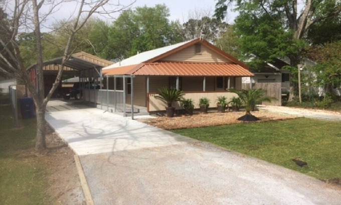 Sulphur Casa | Great Location in Sulphur 1/2 Mile to I-10 Exit 20 2 Beds