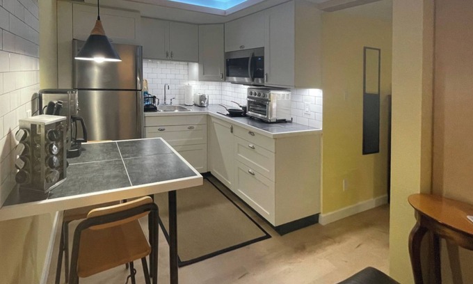 Oakwood Village Apartamento | Great Mid-Town Toronto Bachelor Suite Convenient to Downtown and Airport