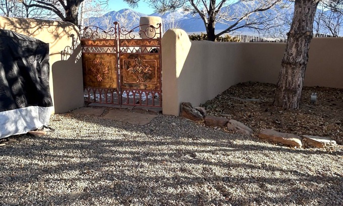 El Prado Apartamento | Great mountain views in cozy casita in north Taos. Note: 30 day rental minimum
