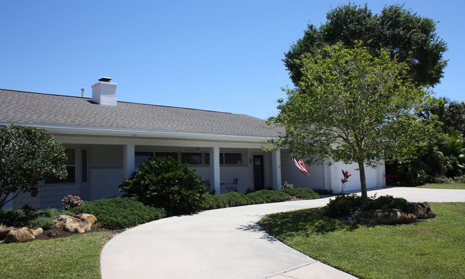 Venice Villa | Villa tranquila, a poca distancia de la playa privada de Golden Beach, piscina climatizada, Wifi y HDTV