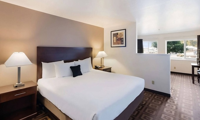 Tri-Cities Complejo | Great Relaxing Overnight Stay! Close to Columbia River and Bateman Island!