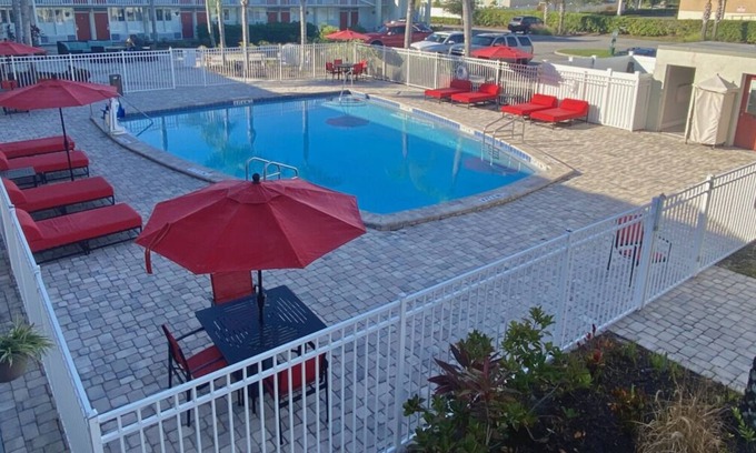 June Park Casa | Great Relaxing Overnight Stay! Free Breakfast, Free Parking, Onsite Pool