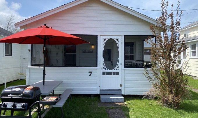 Geneva Cabaña | Great Strip Location | Walk to Lake| Wine Country | A/C | Grill & Firepit