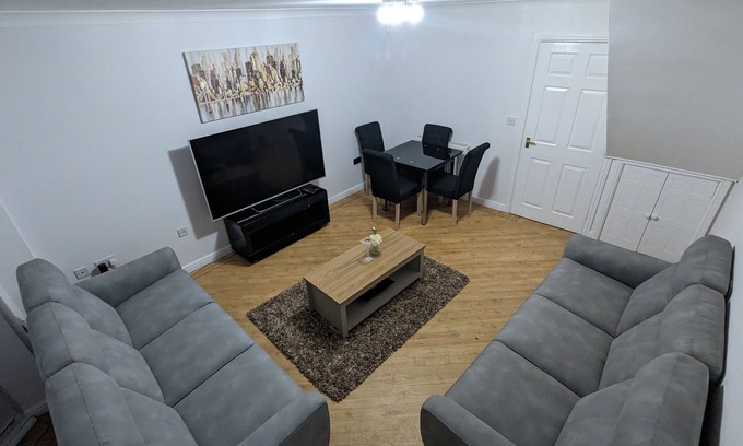 Little Hay Casa | Greatmindz Abode - 3 bedroom townhouse close to airport, NEC, train station