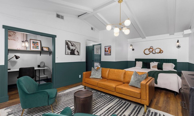 South Kansas City Casa | Green Cottage w/ 3 King Beds Peaceful Yet Minutes to Attractions & Arrowhead!