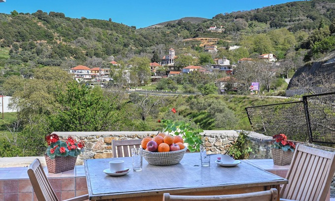 Elos Casa | Green Oasis in Tranquil Village