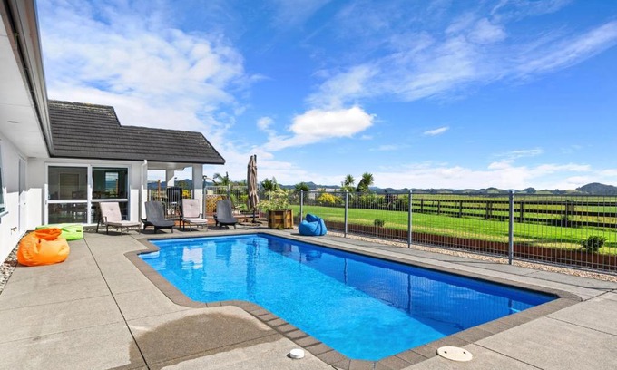 Onerahi Casa | Green View - Parua Bay Holiday Home
