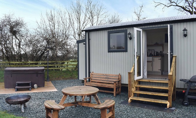Gilcrux Cabaña | Greengill Farm Shepherds Hut- UKC3632