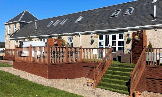 Kelty Casa | Greenknowes Lodge with Hot Tub & Stove