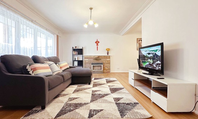 Greensborough Casa | Greenmeyer Retreat/Near Train Station/Shopping