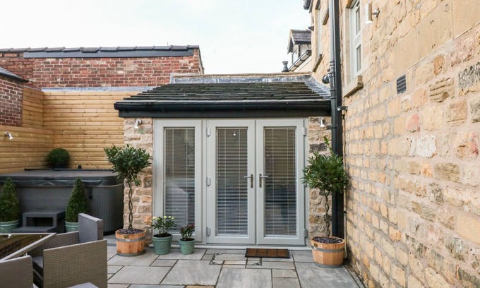Ault Hucknall Cabaña | GREENWELL COTTAGE, family friendly, with hot tub in Bolsover