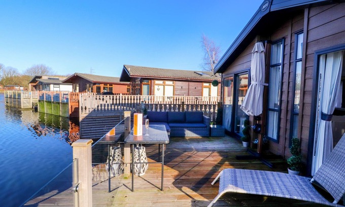 Warton Cabaña | GRESSINGHAM 7, family friendly, with pool in Carnforth