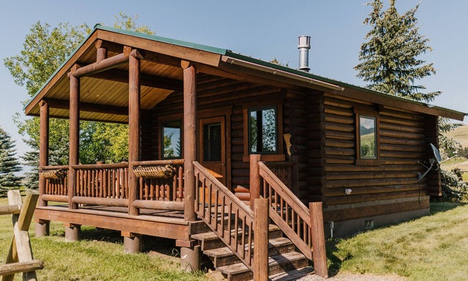 Bozeman Cabina | Grey Wolf Cabin #6 at Gallatin Canyon Cabins