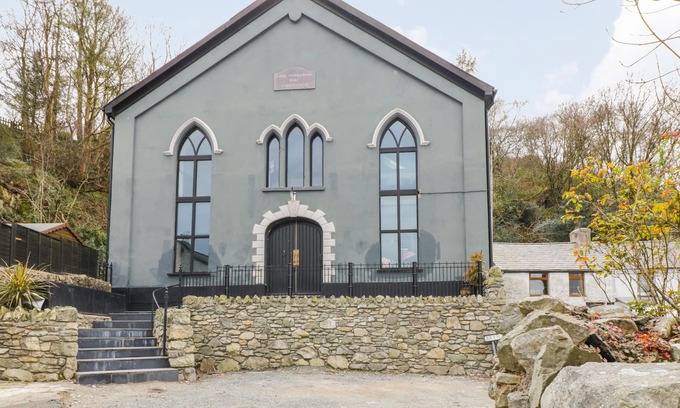 Cwm-y-glo Casa | GREYSTONES CHAPEL, pet friendly, character holiday cottage in Llanrug