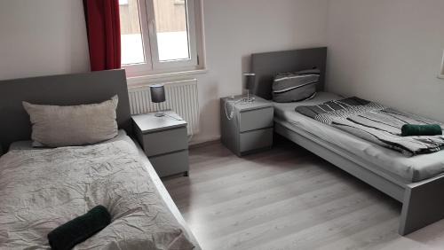 Veitshoechheim Apartamento | Große Monteurwohnung bei Würzburg bis 10 Personen mit Parkplätzen und WLAN und Grill mit 5 Schlafzimmern