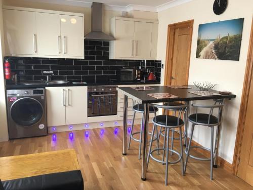 Brean Apartamento | Ground floor 2 bed apartment in central location with private access to 7 miles of sandy beach (sleeps 4)