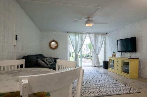 Punaluu Apartamento | Ground Level Beachfront Studio