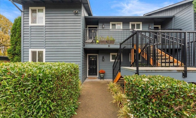 Cedar Mill Condominio | Ground Level Condo by Sunset High School