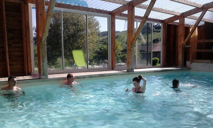 Saint-Christophe-dʼAllier Cabaña | Alojamiento para grupos para 27 personas con piscina cubierta climatizada durante todo el año.