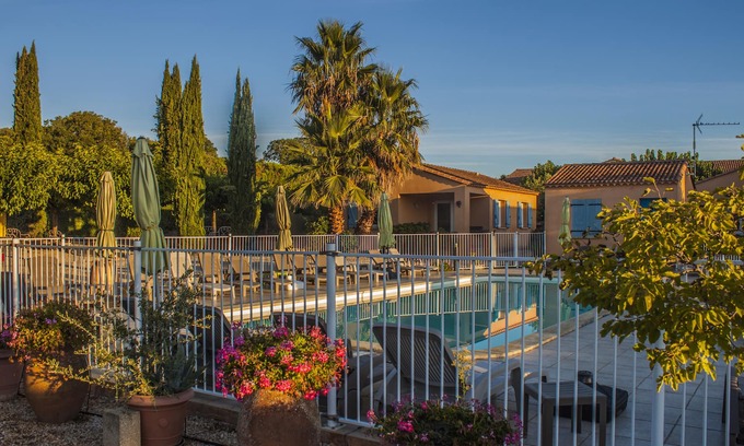 Collias Complejo | Grupo Gite 48 pers con piscinas, hall y carpa de recepción.