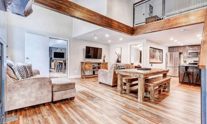 Canmore Villa | NUEVO 7Bd Mountain Home + piscina climatizada al aire libre y bañera de hidromasaje | Camina hasta el centro de Canmore