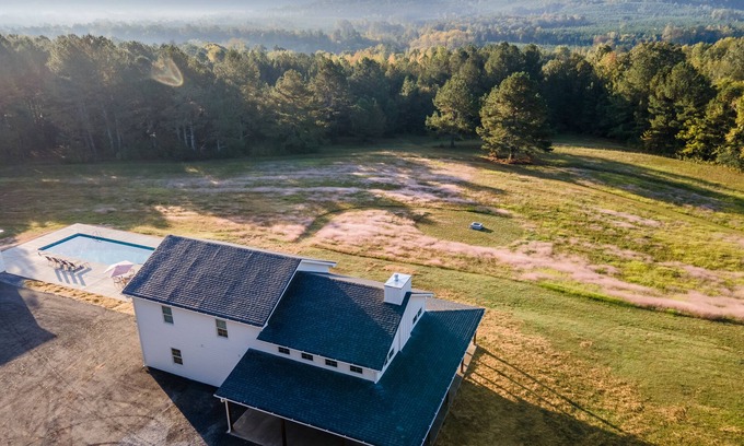 Summerville Otro | Group Retreat! Pool, Hot Tub, 15 Acres, Near Rome Tennis, Atlanta & Chattanooga!