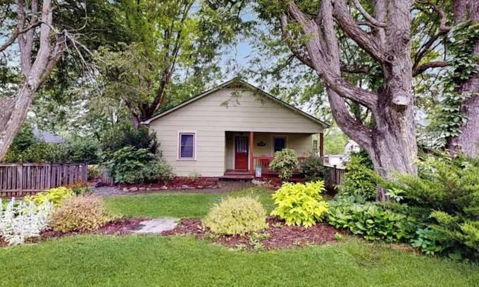 Weaverville Casa | Grove Cottage w Fire Pit, Walkable to Weaverville