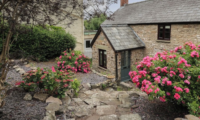 Glasbury Cabaña | GROVESIDE, pet friendly, character holiday cottage in Glasbury