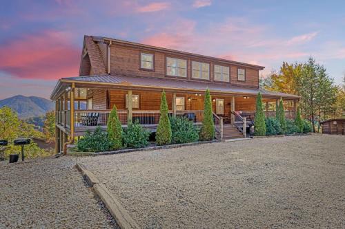 Gatlinburg - Pigeon Forge Casa | GSMNP entrance only 4 miles away Stunning panoramic views Dog-Friendly Seasonal Pool Access