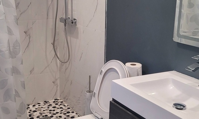Queen Street Corridor Casa | GTA apartment Near Airport