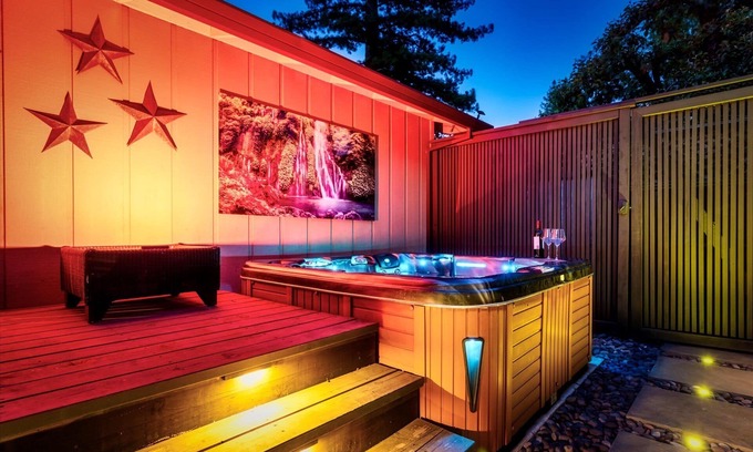 Guerneville Casa | GuernevilleGetaway~Peaceful refuge w/ Lounge, GameRm/HotTub/Pup/WiFi