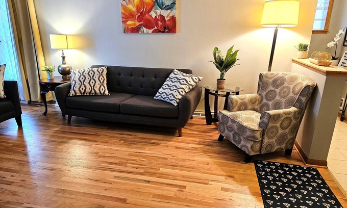 Franklin Park Casa | Guest favorite Spacious Home near Chicago O'Hare Airport