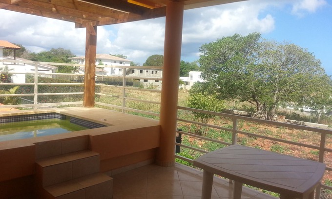 Urbanizacion Tavarez Apartamento | Condominio para huéspedes con vistas al mar y jacuzzi privado al aire libre en Sosua