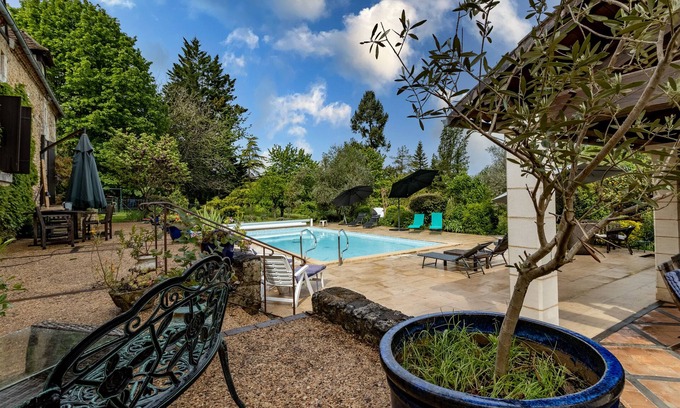 Saint-Amand-de-Vergt Casa | Guest House 'Chambre D'hôtes Iris' with Shared Pool, Shared Terrace and Wi-Fi