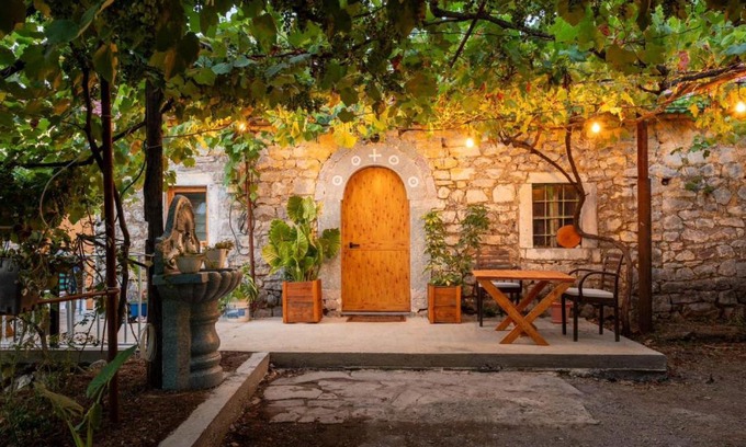 Koman Casa | Guest House Castle