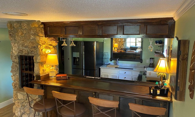 Lady Lake Casa | Guest House for Small Events or Vacation on Lake Griffin near The Villages FL