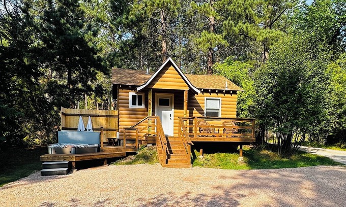 Rapid City Cabina | Guest House Studio Cabin w/Hot Tub and Beautiful Views.