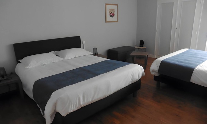 Laigne-en-Belin Cama Y Desayuno | Habitación de huéspedes 'Chambre Ferrari' con terraza compartida, jardín compartido y Wi-Fi