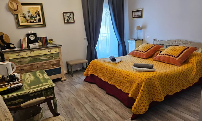 Bernis Cama Y Desayuno | Casa de huéspedes 'Chambre Marcel Pagnol' con terraza compartida, Wi-Fi y aire acondicionado